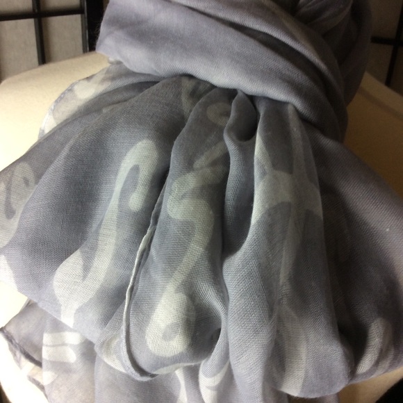 Banana Republic Gray & White Scarf! - Picture 2 of 5